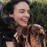 Kasia Smutniak Instagram – Mannaggia a me potevo prendermi dei bassotti maculati così mi confondevo invece ne ho 5 disgraziati con qualche macchia  ma scura quindi non vale