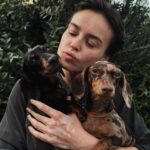 Kasia Smutniak Instagram – Mannaggia a me potevo prendermi dei bassotti maculati così mi confondevo invece ne ho 5 disgraziati con qualche macchia  ma scura quindi non vale