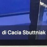 Kasia Smutniak Instagram – Sono molto emozionata per questa nomination ai @premidavid .
Siamo partite con un idea ben precisa in testa , che è stata sconvolta dagli avvenimenti del momento , la guerra in Ucraina , l’impossibilità di raccontare una storia che non voleva essere raccontata, l’’emotività che ha prevalso sul racconto dei fatti .. È stato un percorso fatto di cose , grandi cose , almeno per me . Sono felice che MUR sia stato visto , ascoltato e capito da tanti . Sono stata fortunata , fin dall’inizio , di fare questo percorso con delle donne straordinarie , forti , fortissime , le donne che cercano di farsi forza a vicenda . Penso che la forza di questo racconto è proprio lì . Nella forza collettiva , che non è fatta di grandi gesti , ma di piccoli gesti quotidiani , di dubbi e incertezze , di fragilità che ci rafforzano invece che dividerci . Per me è già una vittoria . Grazie a tutte le persone che ci hanno votato fino ad ora .
Comunque leggere Cacia Sbuttniak  tra le cinquine dei David di quest’anno è stato un momento indimenticabile ✊✊✊✊
#MUR #murdocumentario @ziamare @if.alias @laura.paolucci_ #eleonorasavi @fandango_official #institutoluce 

In bocca al lupo ai tutti i candidati di quest’anno !