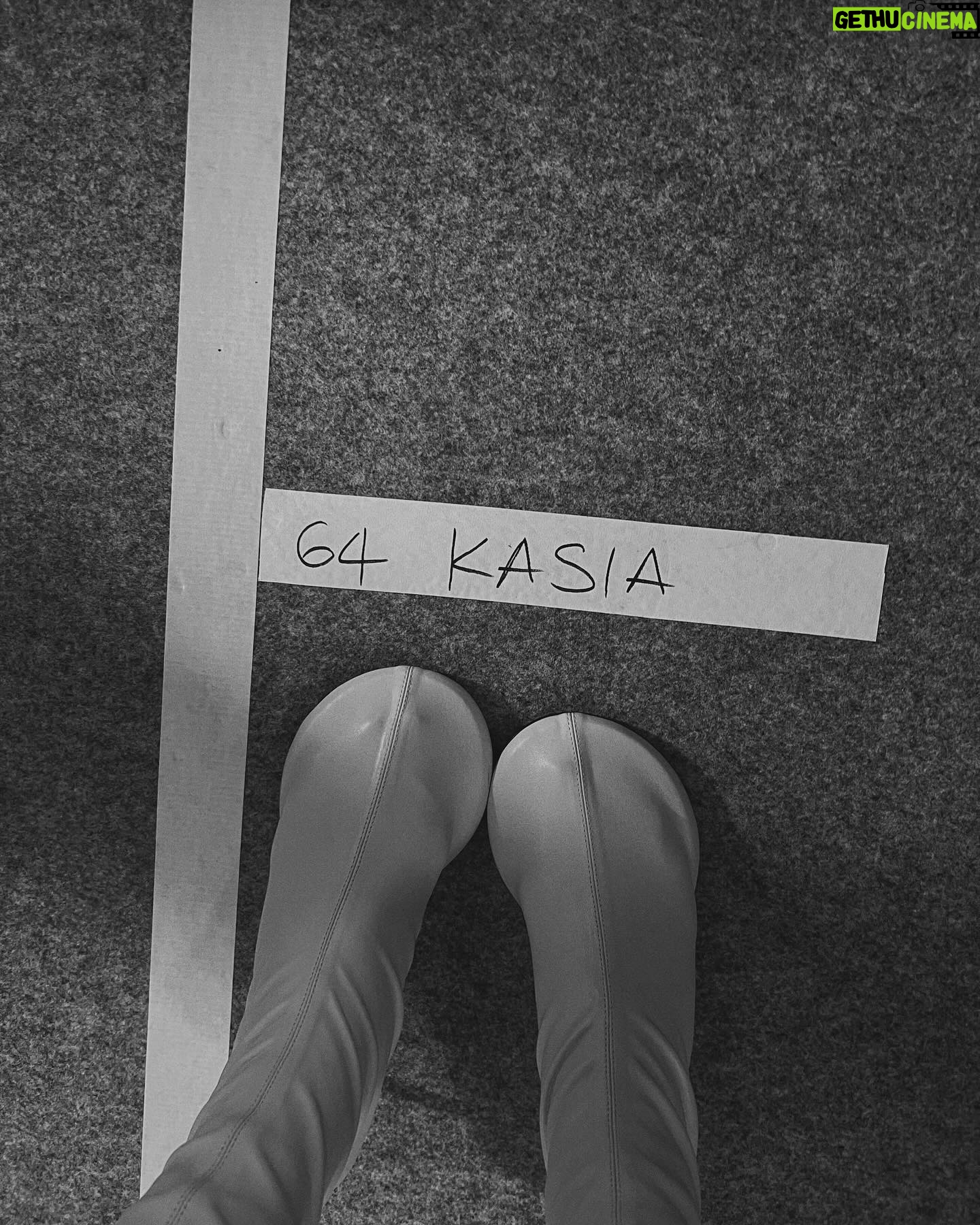 Kasia Smutniak Instagram - Oh wow ! I’m in love with this vision of space , reality and materia Thank you Lucie and Luke Meier for inviting me to be with you in all this . It was truly a wonderful and inspiring experience . Mind fricking blowing ! Che emozione poter essere parte di questa meravigliosa sfilata . Mi era capitato , anni ….beh ne avevo credo 18 o meno , di sfilare . Quindi di tempo ne è passato . Francamente , tutta la passerella l’ho fatta in apnea . A metà mi ero resa conto che ormai era tardi per respirare . Ecco come è andata @jilsander #jilsanderfw24 @meierlucie @lukemeier16