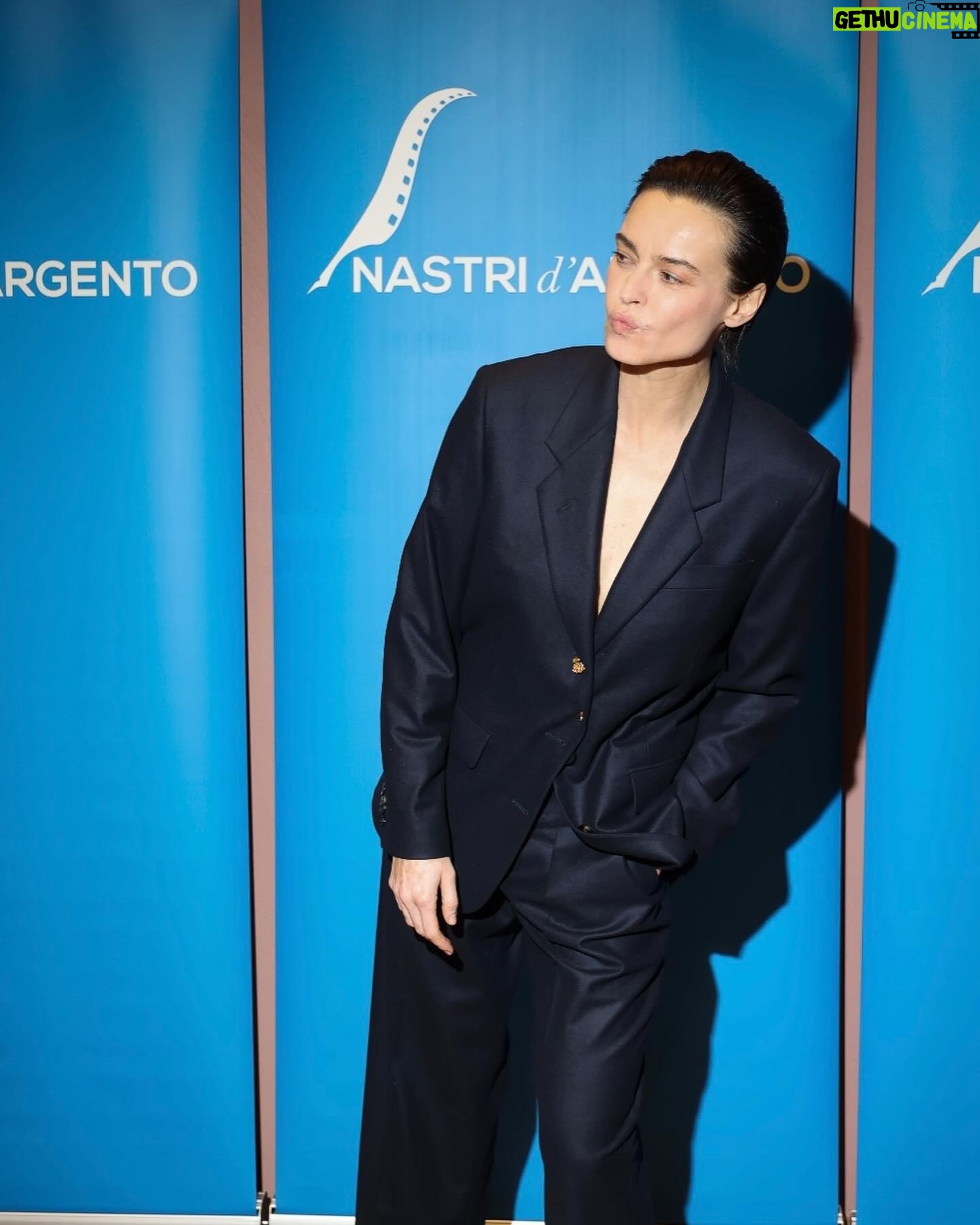 Kasia Smutniak Instagram - „MUR „ Miglior Documentario 2024 #cinemadreale Nastri d’Argento @nastridargento @fandango_official @fandango.sales #lucecineccita * @loropiana #loropiana #adv @fosforopress @gloriaripamonti @leonardo_puccini_photos #SNGCI