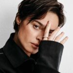 Kasia Smutniak Instagram - @zwierciadlo_miesiecznik O MURze , z którym jeżdżę po całej Polsce ( daty i miejsca w bio ) , o decyzjach które zmieniają życie i o sile kobiet rozmawiałam z cudowną @grazyna.torbicka Dziękuję za zaproszenie do okładki tego wyjątkowego numeru ❤️🙏🙏 ph @aleksandrazaborowska