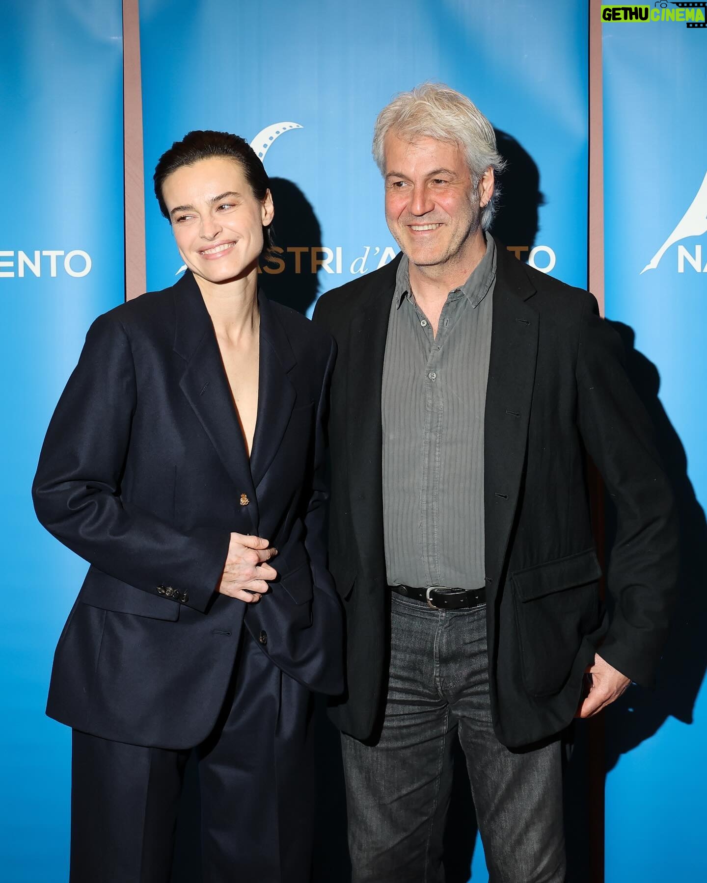 Kasia Smutniak Instagram - „MUR „ Miglior Documentario 2024 #cinemadreale Nastri d’Argento @nastridargento @fandango_official @fandango.sales #lucecineccita * @loropiana #loropiana #adv @fosforopress @gloriaripamonti @leonardo_puccini_photos #SNGCI
