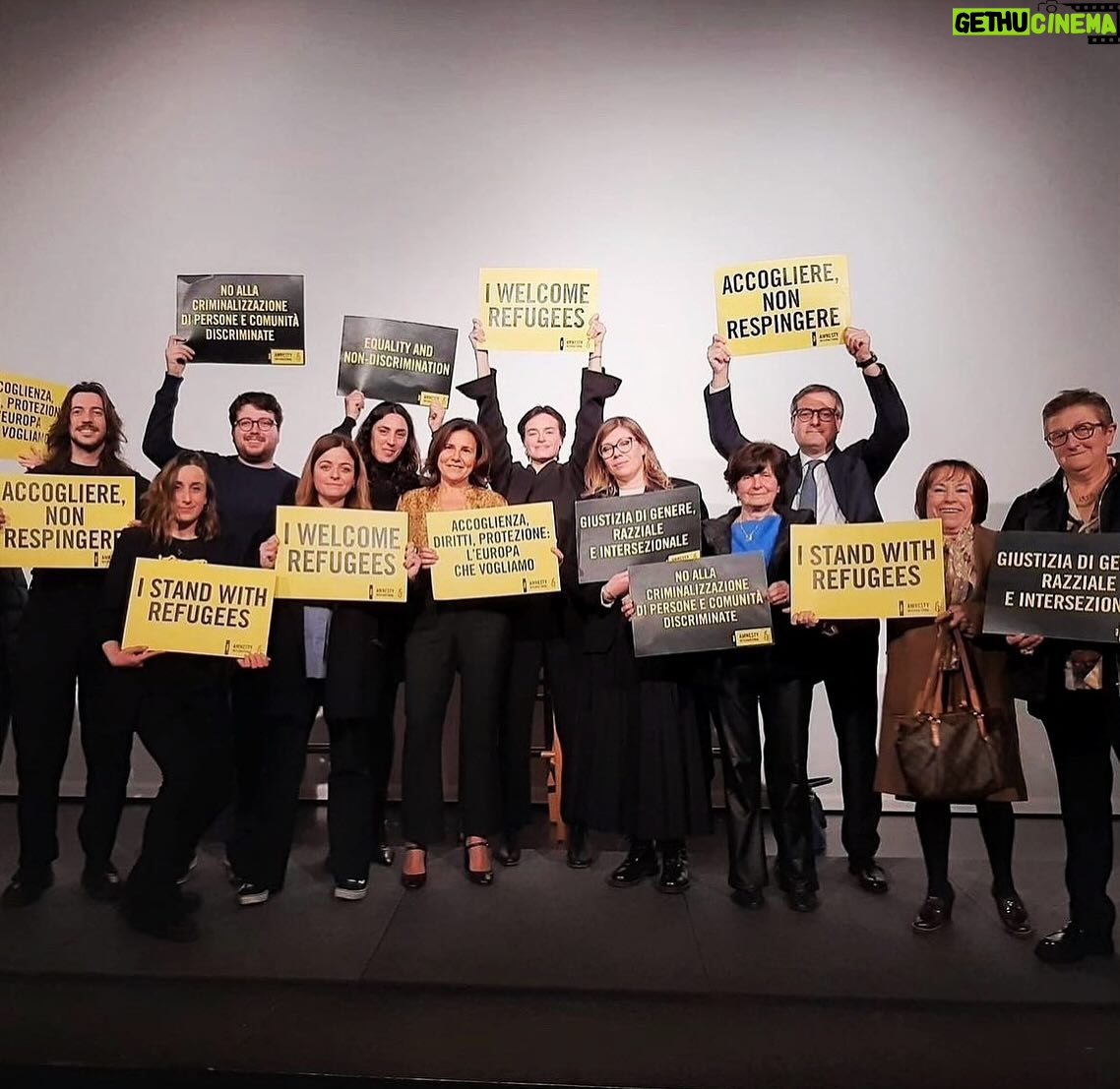 Kasia Smutniak Instagram - Grazie Bisceglie ! Ieri , una giornata piena di emozioni . Grazie alle scuole IISS G. Dell’Olio di Bisceglie, IISS Cosmai A chi ha organizzato questa serie di incontri #MURonTUR @politeamabisceglie @fidapabpwbisceglie 🙏🙏🙏 @davsette per aver moderato i dibattiti con la passione e l’entusiasmo A @mariarita.gentile.82 per aver messo insieme tutte queste persone e aver ‘ compiuto il fatto ‘ ❤️✊ @amnesty_bisceglie è lo straordinario gruppo di volontari ✊ #refugeeswelcome Infine , in pubblico di Bisceglie, per un dibattito pieno di ‘cose’ ( lacrime e gioia 🥹) . La vostra passione per il cinema e la lettura è una cosa rara e preziosa . Non vedo l’ora di tornare ! #MUR @fandango_official @ziamare