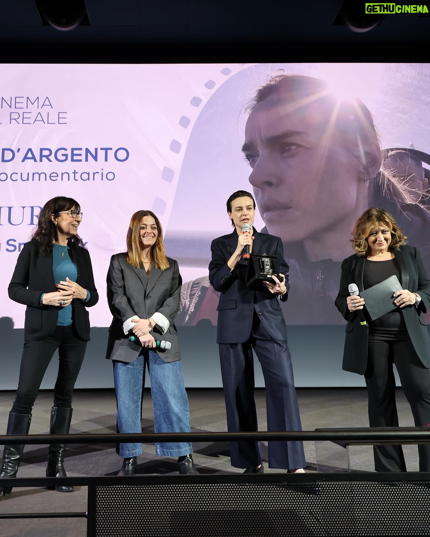 Kasia Smutniak Instagram - „MUR „ Miglior Documentario 2024 #cinemadreale Nastri d’Argento @nastridargento @fandango_official @fandango.sales #lucecineccita * @loropiana #loropiana #adv @fosforopress @gloriaripamonti @leonardo_puccini_photos #SNGCI