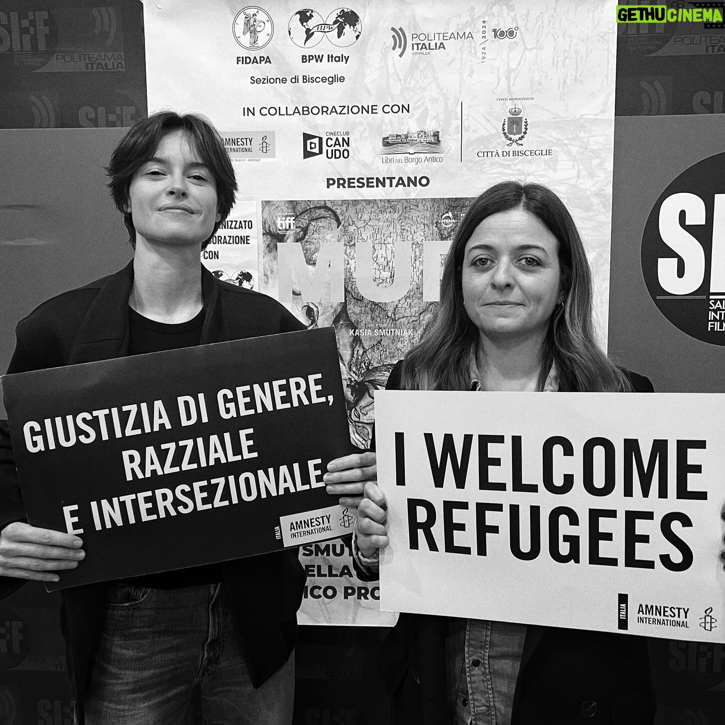 Kasia Smutniak Instagram - Grazie Bisceglie ! Ieri , una giornata piena di emozioni . Grazie alle scuole IISS G. Dell’Olio di Bisceglie, IISS Cosmai A chi ha organizzato questa serie di incontri #MURonTUR @politeamabisceglie @fidapabpwbisceglie 🙏🙏🙏 @davsette per aver moderato i dibattiti con la passione e l’entusiasmo A @mariarita.gentile.82 per aver messo insieme tutte queste persone e aver ‘ compiuto il fatto ‘ ❤️✊ @amnesty_bisceglie è lo straordinario gruppo di volontari ✊ #refugeeswelcome Infine , in pubblico di Bisceglie, per un dibattito pieno di ‘cose’ ( lacrime e gioia 🥹) . La vostra passione per il cinema e la lettura è una cosa rara e preziosa . Non vedo l’ora di tornare ! #MUR @fandango_official @ziamare