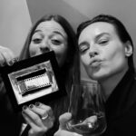 Kasia Smutniak Instagram - “MUR’ vince il Nastro d’Argento come miglior documentario !!!! “MUR’ Najlepszym Filmem Dokumentalnym Roku nagroda przyznawana przez dziennikarzy i krytyków Srebrna Wstążka ( Nastro d’Argento ) 🎉🎉🎉 Quando siamo partire con @ziamare nel marzo 22 per il confine polacco , la guerra in Ucraina era scoppiata da pochi giorni . La preoccupazione che percepivo intorno a noi era rivolta al confine ucraino , alla nostra sicurezza . Io , invece , sapevo che non sarebbe stata la guerra il mio ostacolo principale e le paure , tutte ed infinite , erano rivolte al confine a poche decine di chilometri a nord , la Bielorussia . In una zona ,dove l’accesso era vietato , le riprese impossibili e le conseguenze tutte da scoprire . Un luogo ,dove le regole della moralità su quale si basa la nostra l’intera esistenza erano saltate e purtroppo ,a distanza di 2 anni ,non è ancora cambiato nulla . Vorrei ringraziare il Sindacato Nazionale Giornalisti Italiani perché in una voce di dissenso, in un atto di disobbedienza , hanno riconosciuto un’opera d’arte. Oggi , più importante che mai * Presentato in anteprima mondiale al Toronto International Film Festival e successivamente alla Festa Del Cinema Di Roma nella sezione Special Screening, prodotto da Domenico Procacci , Laura Paolucci e Kasia Smutniak e scritto da Kasia Smutniak e Marella Bombini . Una produzione Fandango in associazione con Luce Cinecittà è una distribuzione Luce Cinecittà. * #nastridargento #nastridargento2024 #murdocumentario #documentari2024 #cinemadelreale @loropiana #loropiana #adv #mur