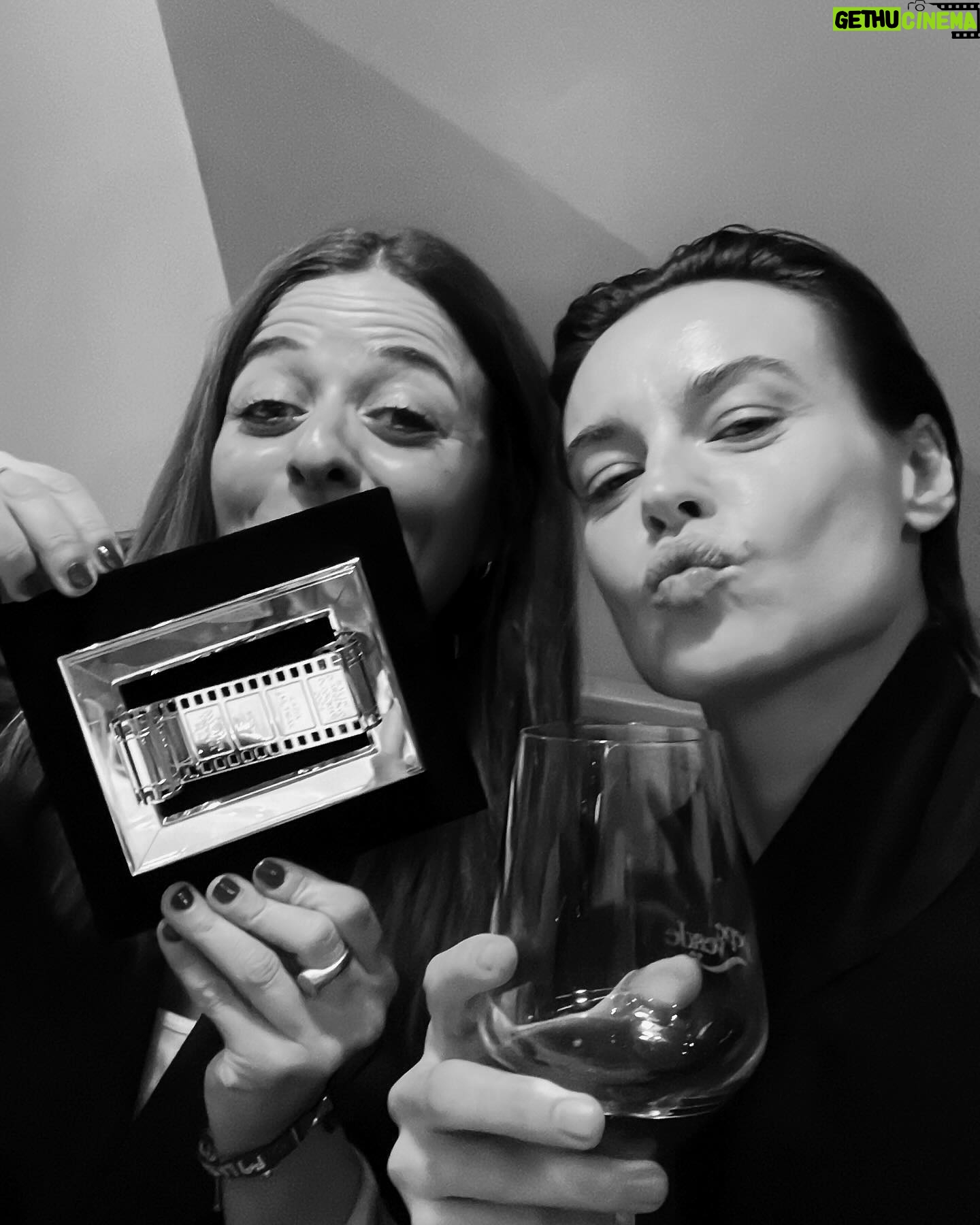 Kasia Smutniak Instagram - “MUR’ vince il Nastro d’Argento come miglior documentario !!!! “MUR’ Najlepszym Filmem Dokumentalnym Roku nagroda przyznawana przez dziennikarzy i krytyków Srebrna Wstążka ( Nastro d’Argento ) 🎉🎉🎉 Quando siamo partire con @ziamare nel marzo 22 per il confine polacco , la guerra in Ucraina era scoppiata da pochi giorni . La preoccupazione che percepivo intorno a noi era rivolta al confine ucraino , alla nostra sicurezza . Io , invece , sapevo che non sarebbe stata la guerra il mio ostacolo principale e le paure , tutte ed infinite , erano rivolte al confine a poche decine di chilometri a nord , la Bielorussia . In una zona ,dove l’accesso era vietato , le riprese impossibili e le conseguenze tutte da scoprire . Un luogo ,dove le regole della moralità su quale si basa la nostra l’intera esistenza erano saltate e purtroppo ,a distanza di 2 anni ,non è ancora cambiato nulla . Vorrei ringraziare il Sindacato Nazionale Giornalisti Italiani perché in una voce di dissenso, in un atto di disobbedienza , hanno riconosciuto un’opera d’arte. Oggi , più importante che mai * Presentato in anteprima mondiale al Toronto International Film Festival e successivamente alla Festa Del Cinema Di Roma nella sezione Special Screening, prodotto da Domenico Procacci , Laura Paolucci e Kasia Smutniak e scritto da Kasia Smutniak e Marella Bombini . Una produzione Fandango in associazione con Luce Cinecittà è una distribuzione Luce Cinecittà. * #nastridargento #nastridargento2024 #murdocumentario #documentari2024 #cinemadelreale @loropiana #loropiana #adv #mur