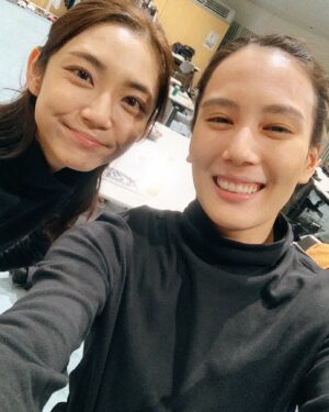 Kasumi Yamaya Instagram - ドラマ『新空港占拠』第6話 本日22:00から放送です。

同い歳の山本千尋ちゃん。お互い10代の頃からターニングポイントと呼べる作品での共演が重なるのです。不思議だね。だからね、なんか同志のような戦友のようなそんな感覚を抱く存在です。毎度尊敬が増す。

是非ご覧ください。

#新空港占拠 #山本千尋  ちゃん　#山谷花純 
#羊  #鶏