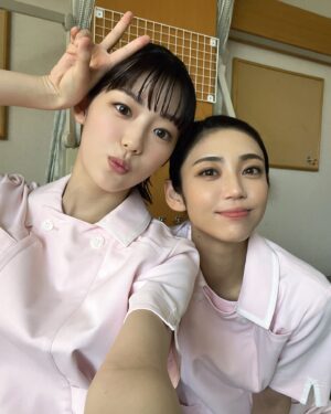 Kasumi Yamaya Instagram - アンメット ある脳外科医の日記 第8話 本日夜10:00〜フジテレビ・カンテレ系列にて放送です。是非ご覧ください。

写真は、可愛い可愛い後輩小春ちゃん役中村里帆ちゃん。
気を遣いすぎずに隣に居てくれるから心地良いのです。
残り僅かな撮影頑張ろね^ ^

#アンメットある脳外科医の日記 #アンメット 
#フジテレビ #カンテレ 
#中村里帆 #山谷花純