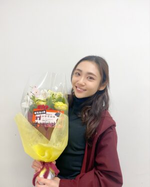 Kasumi Yamaya Instagram - ドラマ「新空港占拠」ありがとうございました。
同じ服を着て仮面をかぶった新しい仲間ができました。
撮影が終わった今も、みんな元気かなぁって。

皆様の心の中で生き続けますように。
また何処かでの再会を願ってます🐔

(これで気兼ねなく鶏肉が食べられる…笑🐔)

#新空港占拠#山谷花純 #瀬奈 #鶏 #🐔