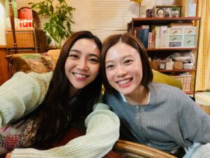 Kasumi Yamaya Instagram - 何時間も顕微鏡を覗き込む小さな背中を少し離れた所から眺め続ける。そんな彼女の隣には、不器用な彼がなんとも言えない優しい目をして居ました。

優しくて格好良い背中を記憶に焼き付ける日々。

各分野が最終回のような気持ちで向き合った第5話。
届いてますように。
本当の最終回どうなっちゃうのだろう。笑

#アンメットある脳外科医の日記 #アンメット 
#杉咲花 #若葉竜也 #山谷花純 #yukisaito 
#フジテレビ #カンテレ