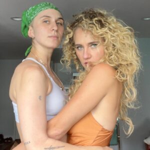Kat Cunning Instagram - Friends don’t let friends waste tapes without selfies. @anniengrove 

Hope u rested and did your laundry or whatever adults do on this LORDTS day. If you have a single worry, have a single night cap. Have a lil prayer for all the cats in the world, even the human ones I.e. me. Good tings comin.