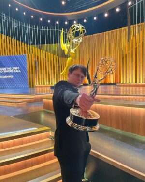 Katarína Štumpfová Instagram - Toto je môj  mega šikovný brat Dávid @stumpf_dav ktorý si včera v L.A. prevzal cenu EMMY za “outstanding motion design”- animáciu pre Marvel studio. What??? Môj malý brat na červenom koberci?!?! Milujem! Milujem aký je pracovitý a skromný, za to mega úspešný.❤️🙏

Myslím že tento jeho úspech je aj skvelá reprezentácia nášho malého Slovenska a zaslúži si , aby sa šíril ďalej, preto budem vďačná za každé zdieľanie. 🙂 

Peknú nedeľu prajem! @televisionacad #emmys2023