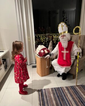 Katarína Štumpfová Instagram - Nezabudoool😀Izabelkin piaty a Brunkov prvý🎅

Naša rodinná tradícia Mikuláš v kostýme ktorý si vlastnoručne vyrobila pred rokmi naša babka Gitka a chodila robiť 🎅 deťom po celej ulici ❤️🙂 

Milujem tú detskú radosť a milujem že sa Bruno nerozplakal😀 A otázka ostáva: KDE ZASE BOL DEDO IGI???? 🤣