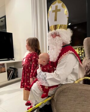 Katarína Štumpfová Instagram - Nezabudoool😀Izabelkin piaty a Brunkov prvý🎅

Naša rodinná tradícia Mikuláš v kostýme ktorý si vlastnoručne vyrobila pred rokmi naša babka Gitka a chodila robiť 🎅 deťom po celej ulici ❤️🙂 

Milujem tú detskú radosť a milujem že sa Bruno nerozplakal😀 A otázka ostáva: KDE ZASE BOL DEDO IGI???? 🤣