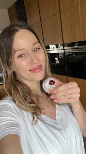 Katarína Štumpfová Instagram - RECEPT NA EASY TVAROHOVÉ ŠIŠKY!🫶

Šišky som nikdy predtým nerobila a tak som požiadala o recept a pomoc moju maminu. Musím však povedať, že to bolo totálne easy a extrémne chutné! Tak sa toho nebojte ako ja a pripravte si so mnou zdravšiu verziu šišiek s tvarohom. 🥰

Najkvalitnejšie ingrediencie mám z @yemepotraviny!

Ingrediencie;
300 g hladká špaldová múka
250 g hrudkovitý tvaroh
1 ks vajce
50 g roztopeného masla
0,5 dl vlažného mlieka
2 ks vanilkového cukru
1 kávová lyžička sódy bikarbóny
Kôra z 1 bio citrónu
Malinový džem
Štipka soli
Práškový cukor
Olej na vyprážanie

Postup:

Všetky ingrediencie vymiesim do cesta, nechám 20 min odpočinúť. Potom vyvaľkám a vykrajujem šišky s priemerom cca 6 cm. Vypražím v oleji, a na vrch dám malinový džem a práškový cukor.

Sú fantastické, nezabudnite si recept uložiť a posielať výtvory!😘👋🫶

#yemeplnochutnepotraviny #spolupraca