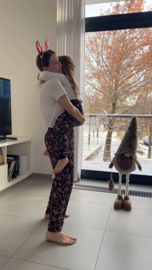 Katarína Štumpfová Instagram - Toto sme my🥰🤷‍♀️🤪stále v pohybe, a často doma všetci tancujeme❤️ lebo tanec je láska😍 a láska tvorí lásku🥰