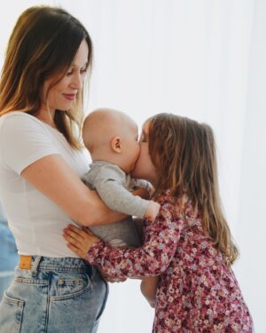 Katarína Štumpfová Instagram - V posledných mesiacoch trávim veľa času offline ale našla som túto peknú foto tak si ju sem odložím. 🙂Minule sme sa s mužom zhodli, že nič lepšie ako naše deti sa nám v živote nestalo. Žijeme pre ne, sú naša motivácia, robia nás lepšími ľuďmi.❤️ nič zaujímavejšie ako oni sa nám nedeje a to že ešte aj oni sa majú radi je najviac🥰 A malý Bruno, ten do našej rodiny pribudol nedávno a okamžite zapadol. Aj keď  to nie je vždy jednoduché, všetko to zrazu dáva zmysel…❤️ #familyfirst