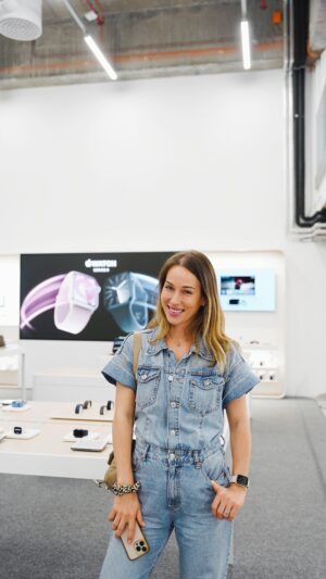 Katarína Štumpfová Instagram - Nový Apple shop sa nachádza vrámci Alza showroomu v OC Nivy🤩 Je to unikátne miesto, kde môžete zažiť ekosystém Apple v prémiovom dizajne👏

Ponúkajú tam kompletné dostupné portfólio produktov Apple, príslušenstvo a perfektné služby zaškolených Apple odborníkov. 👌

Kto je Apple friendly príde si tu na svoje a kto nie, určite svoj postoj prehodnotí!😊

#alzask #apple #appleshop