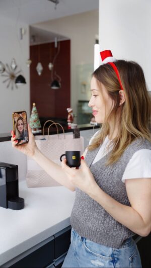 Katarína Štumpfová Instagram - To, že sa nám tieto sviatky nepodarí vidieť ešte neznamená, že na seba nemyslíme. Práve naopak🥰

Sviatočnú pohodu s @nespresso.sk si vychutnajte spolu s najbližšími aj vy počas sviatkov vďaka vianočnej ponuke: kávovar ZDARMA k nákupu kapsúl 🎄

🎁 kávovar Essenza Mini dostanene zdarma ako darček k nákupu 350 kapsúl Original.

🎁 kávovar Vertuo Pop dostanete zdarma ako darček k nákupu 280 kapsúl Vertuo.

Ponuka platí od 11/12 do 24/12 2023 a môžete ju využiť online aj v Nespresso Boutiques. Podmienky nájdete na www.nespresso.com   u mňa v stories ✌🏻

Byť na Vianoce s každým na kom nám záleží sa nie vždy podarí. Ale dať mu vedieť, čo pre nás znamená, má obrovskú hodnotu ✨

#spolupraca @nespresso
#UnforgettableTaste #FestineWithNespresso