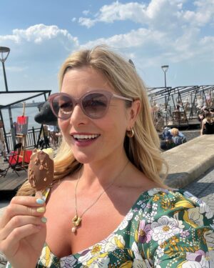 Kate Bryan Instagram - Back in sunny Liverpool on tonight’s #landscapeartistoftheyear as the artists tackle the Three Graces, no, not the Judgementals but these fine architectural delights. I didn’t eat any ice cream no. 

#laoty #skyarts #landscapepainting