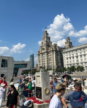 Kate Bryan Instagram - Back in sunny Liverpool on tonight’s #landscapeartistoftheyear as the artists tackle the Three Graces, no, not the Judgementals but these fine architectural delights. I didn’t eat any ice cream no. 

#laoty #skyarts #landscapepainting