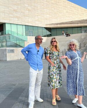 Kate Bryan Instagram - Back in sunny Liverpool on tonight’s #landscapeartistoftheyear as the artists tackle the Three Graces, no, not the Judgementals but these fine architectural delights. I didn’t eat any ice cream no. 

#laoty #skyarts #landscapepainting