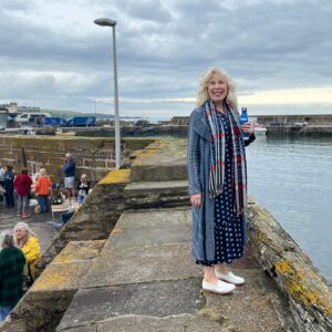 Kate Bryan Instagram - If it’s not sunny then we settle for fish and chips. Such a memorable day at Stonehaven harbour. Join the artists and the wildcards (and the overfed judges) on Sky Arts Landscape Artist of the Year at 8pm. 🏴󠁧󠁢󠁳󠁣󠁴󠁿 

#fishandchips #laoty #landscapeartistoftheyear #mylaoty