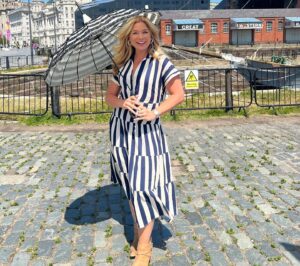 Kate Bryan Instagram - Sky Arts Ice Cream on Location of the year. 🍦 
What a banging day last summer with the good people of Liverpool. Another talented bunch of artists in the pods and well SPF’ed wildcard artists. Yes there were ice creams all round and lots of posing with parasols but it was also a fierce competition and I work very hard ok?! 

Join us at Liverpool docks tonight on Sky Arts at 8pm. 
#laoty #landscapeartistoftheyear #liverpooldocks #tateliverpool thanks to @liz.makeup.11 for keeping me powdered and sun safe ☀️ xxx