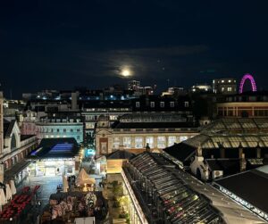 Kate Bryan Instagram - Tonight! 🚨 🎨 It’s the Final of this year’s Sky Arts Landscape Artist of the Year already. A beautiful summer’s night watching the artists tackle covent garden in all its noisy splendour, as the moon emerged so too did a fabulous winner. Please don’t ever say I am not poetic.
#loaty #landscapeartistoftheyear #skyarts #artaddict #thejudgementals