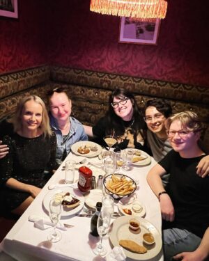 Kate Reinders Instagram - Nothing makes me happier than … ❤️

1. Seeing my babies @julialester @ilana_wolpert @frankiearodriguez and @joe_serafini_ 
2. Seeing old friends (but we’re still young) @jennaleighgreen @kristofferq6 @danhickle 

And 3. Half of @joe_serafini_ ‘s perfect face 🩷

@lempickamusical #hsmtmts @wicked_musical