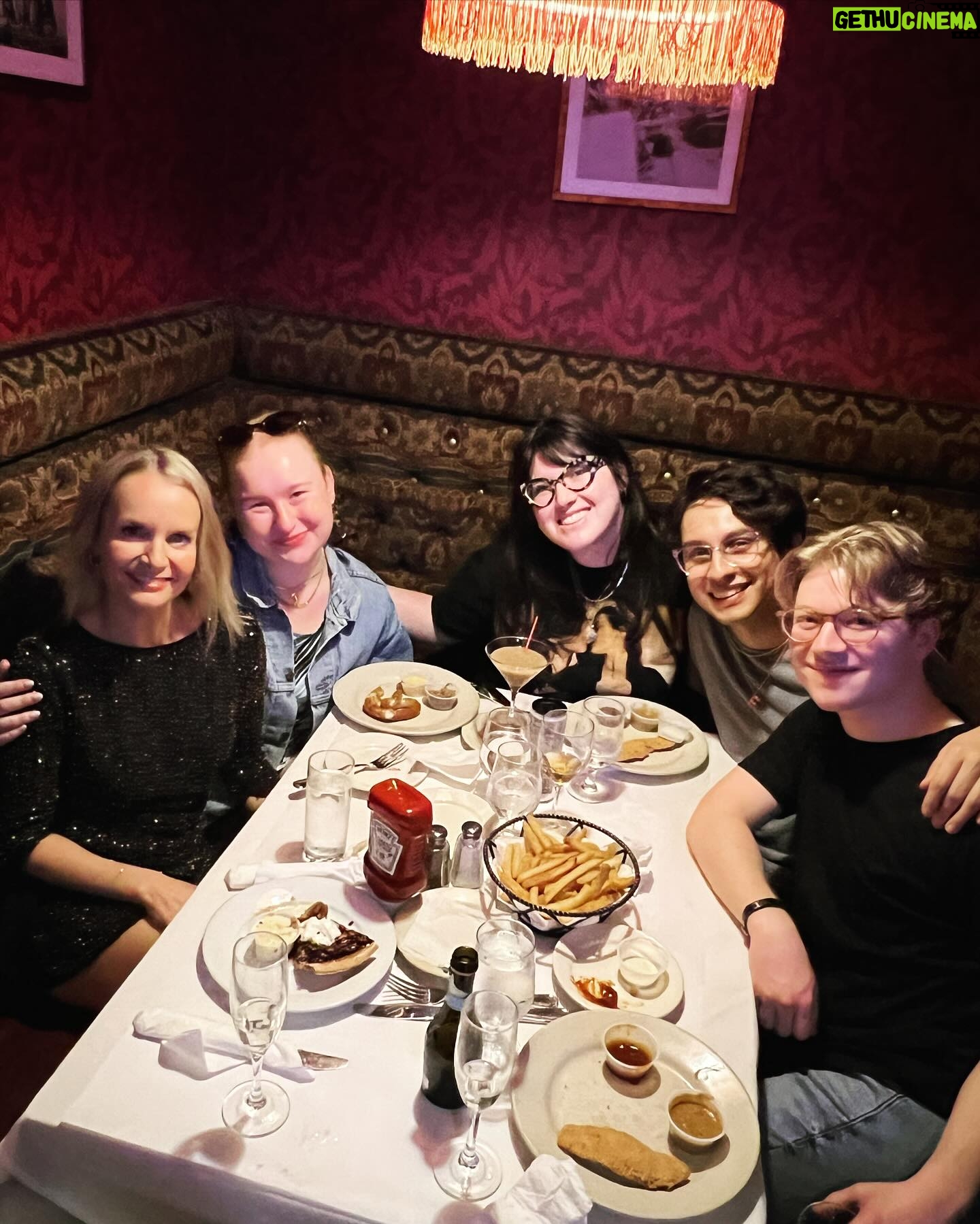 Kate Reinders - 7.8K Likes - Nothing makes me happier than … ❤️
1. Seeing my babies @julialester @ilana_wolpert @frankiearodriguez and @joe_serafini_
2. Seeing old friends (but we’re still young) @jennaleighgreen @kristofferq6 @danhickle
And 3. Half of @joe_serafini_ ‘s perfect face 🩷
@lempickamusical #hsmtmts @wicked_musical