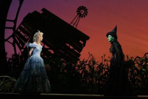 Kate Reinders Instagram - Babies in Chicago 💚🩷💚

@anagasteyer @kristofferq6 @wicked_worldwide @wicked_musical