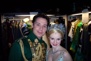 Kate Reinders Instagram - Babies in Chicago 💚🩷💚

@anagasteyer @kristofferq6 @wicked_worldwide @wicked_musical