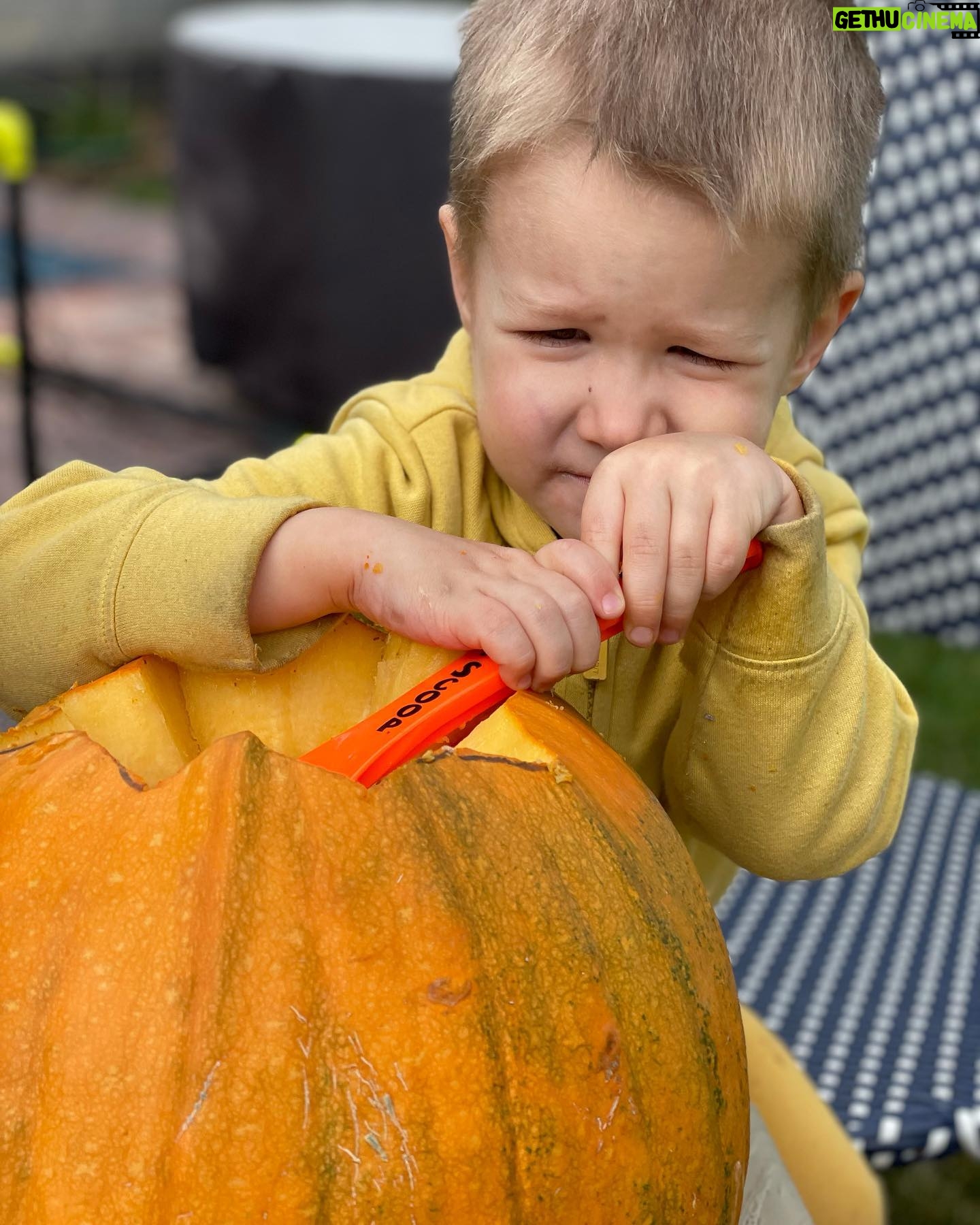 Kate Reinders - 7.7K Likes - May I present: Luke’s “jack-O-lantern face”. In it to win it!
You’ve got one week left to get your pumpkin-in’ on! Have fun! 🧡