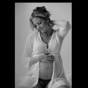 Kate Rockwell Instagram - If you had asked me five years ago what I thought of these photos, I’d have asked why you deepfaked my face onto another woman’s body, because I wasn’t having kids. 

If you asked me one year ago what I thought of these photos, I would have burst into tears because after two miscarriages, I thought my body wasn’t capable of it. 

Today, I stare at them over and over because I just can’t believe that’s ME. Sometimes I do double takes in windows or the mirror because I’m still in shock that it’s real. I’ve never been more grateful or more scared in my whole life. 

Pregnancy is terrifying and beautiful and weird and so f*cking cool. We actually know so little about how it all works. We can control even less. It is an exercise in faith, whatever that means to you, and letting go. 9 months in, I’m still working on that. 

But I’ll say this. I’ve never, ever, loved my body more. #37weeks