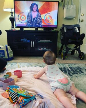 Kate Rockwell Instagram - Know what’s super fun about not being AT the Tony Awards? Watching your kid watch your people on the Tony Awards 😍

Congratulations to everyone involved or not involved in last night’s big celebration!! @arianadebose we’re so proud of you, you were the best kind of #unhinged 😉

Sylvies favorite part: when her B give her a wink from the @somelikeithotmusical kick line 🕺🏼😉💃🏼