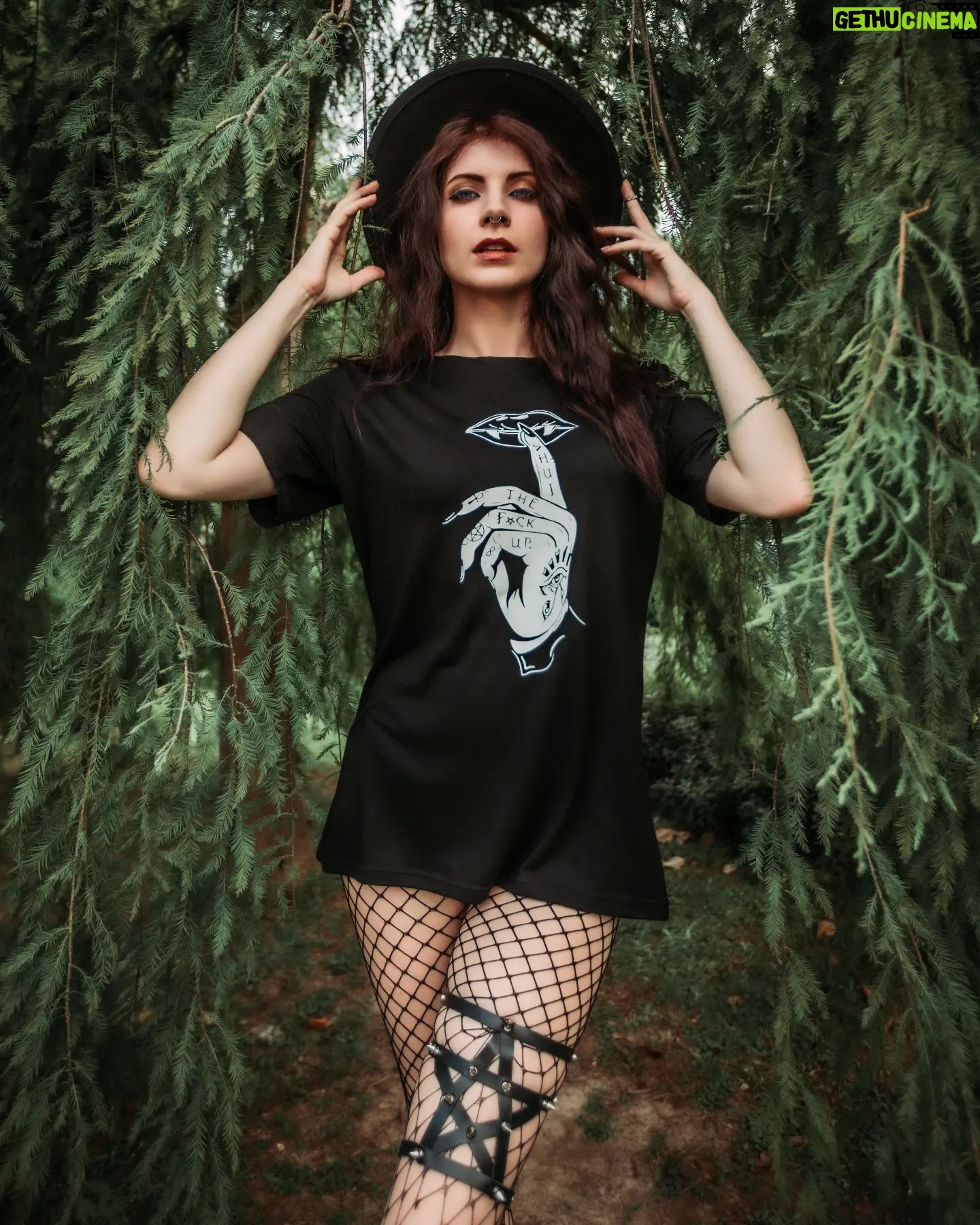 KateLynn E. Newberry - 3.8K Likes - Ready to sell all of my belongings and live out my swamp witch fantasy.
📸 @md7photos