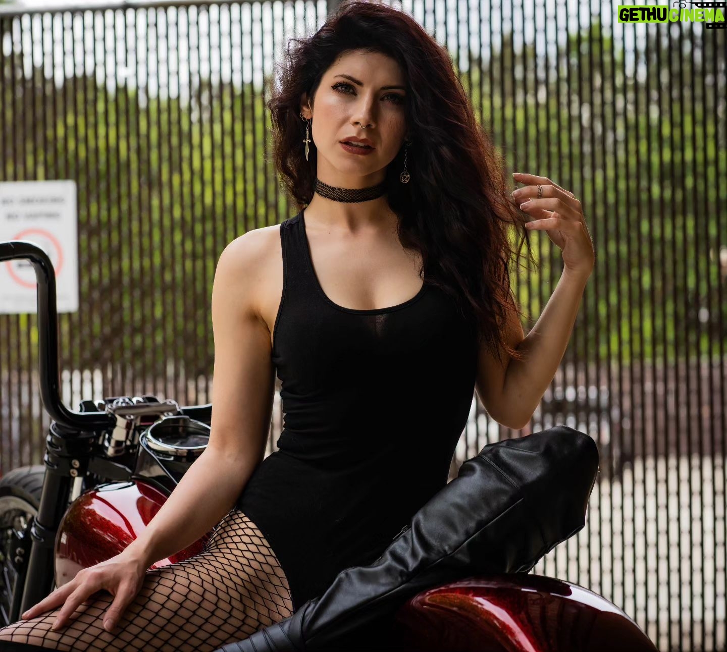 KateLynn E. Newberry - 4K Likes - Sometimes I wear a small crown on my middle finger to remind myself that I'm a goddamn queen.
📸 @hpdesigns121