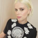 Kate Mara Instagram - New hair 🙋🏼 Also, go watch @ateacherfxonhulu if you haven’t already👩🏼‍🏫✏️