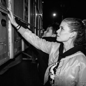 Kate Mara Instagram - Thank you @laanimalsave for inviting us to bear witness at Farmer John Slaughterhouse for the nightly pig vigil. 

📸 by @bobbysud

Visit for more information or starting your own group www.laanimalsave.org
‼️Text PIGS to 66866 to get LA Animal Save vigil details weekly
