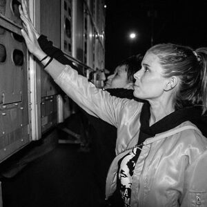 Kate Mara Instagram - Thank you @laanimalsave for inviting us to bear witness at Farmer John Slaughterhouse for the nightly pig vigil. 

📸 by @bobbysud

Visit for more information or starting your own group www.laanimalsave.org
‼️Text PIGS to 66866 to get LA Animal Save vigil details weekly