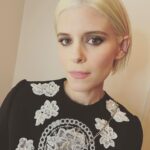 Kate Mara Instagram - New hair 🙋🏼 Also, go watch @ateacherfxonhulu if you haven’t already👩🏼‍🏫✏️