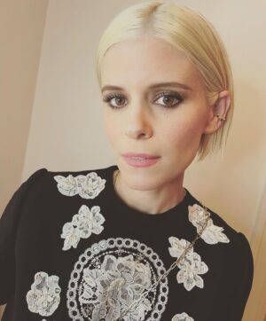 Kate Mara Instagram - New hair 🙋🏼
Also, go watch @ateacherfxonhulu if you haven’t already👩🏼‍🏫✏️