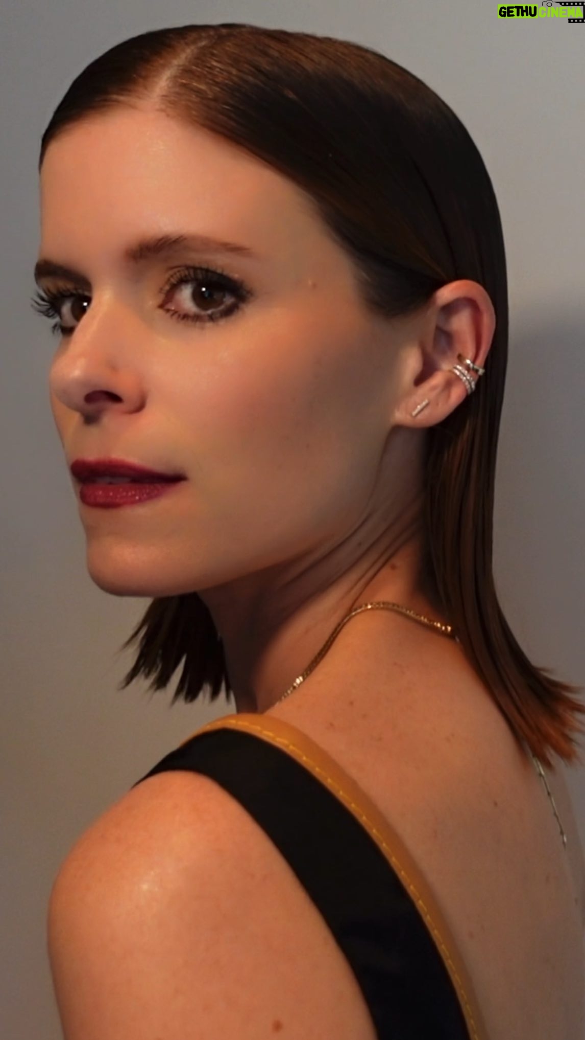 Kate Mara Instagram - 💦Wet shine using @rozhair Willow Glen Treatment oil on earth angel goddess #KateMara
