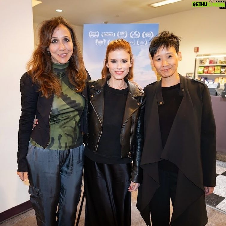 Kate Mara - 5.5K Likes - Last night celebrating @smellofmoneydoc with our friend @gabriela.cowperthwaite (her brilliant new documentary #thedrop comes out next year)🖤
You can watch @smellofmoneydoc today 🖤