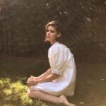 Kate Mara Instagram - Thank you @roseandivyjournal for highlighting my hero’s @liberiachimprescueprotection ❤️#repost @roseandivyjournal “I just thought, if people could have these types of experiences, not just with chimps but with animals in general, then I think that people would look at the way we eat and they would consume very differently.” November star @katemara on her work with the @liberiachimprescueprotection. Read more about her advocacy in the story now live, plus, you can also get involved by adopting a chimp for $50. This will provide food, shelter and veterinary care. makeup by @lucyhalperin and hair by @mararoszak #roseandivyjournal
