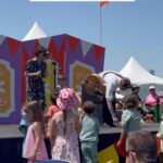 Kate Micucci Instagram - I love hosting the kid’s talent show at Bob Baker Day! We started the show with a song. @bobbakermarionettes