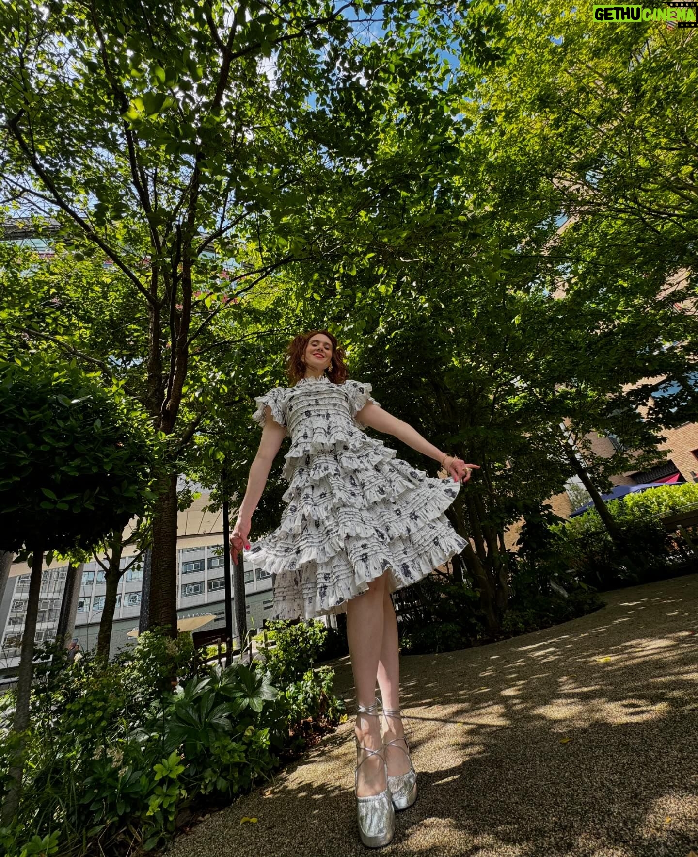 Kate Nash Instagram - Thanks for having me @sundaybrunchc4 ☀️ What a lovely bunch of guests! 💓 Styled by @celia__arias wearing @susanfangofficial @chanelofficial @4elementlondon @pondinthefish @barjewellery Hair @loveyohair Make Up @oonahmakeup